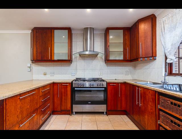 4 BEDROOM HOUSE FOR SALE IN BLOUBERG SANDS